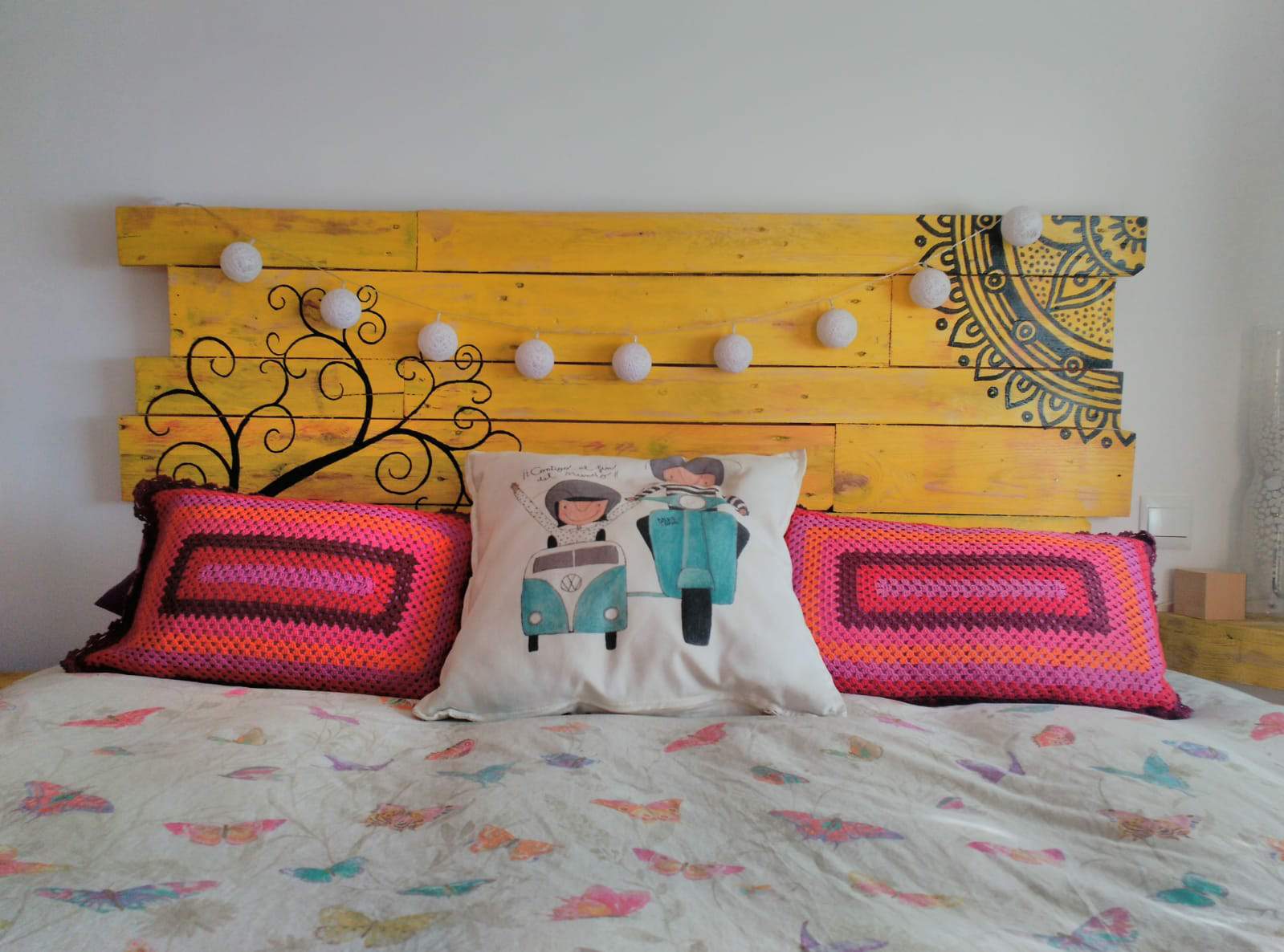 Un dormitorio muy colorido con muebles de palet – I Love Palets