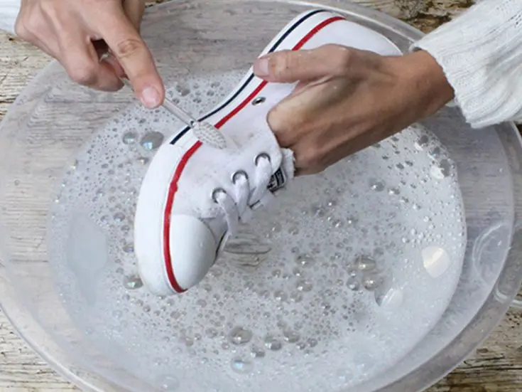 ¿Cómo limpiar zapatillas blancas?