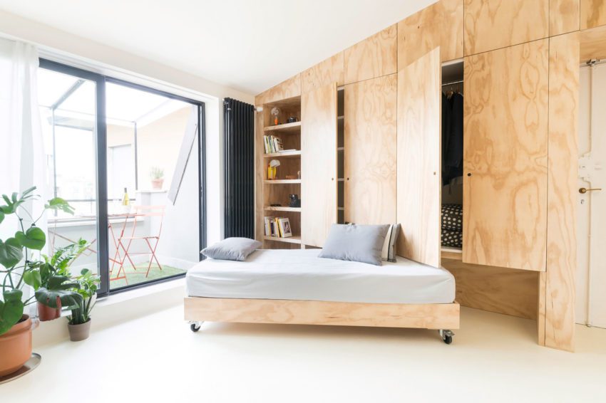 Интерьер квартиры - одна из панелей трансформируется в небольшой диван