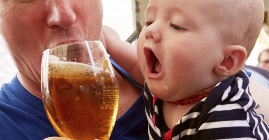 ¿Deberían los padres beber alcohol frente a sus hijos?